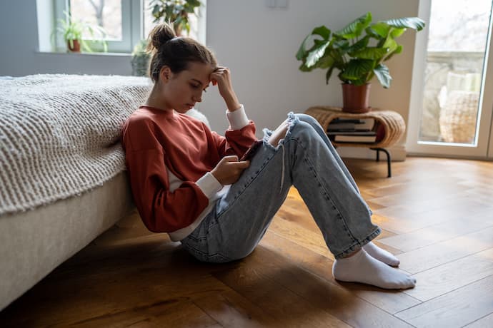 mujer sufriendo las consecuencias de la adicción a las redes sociales