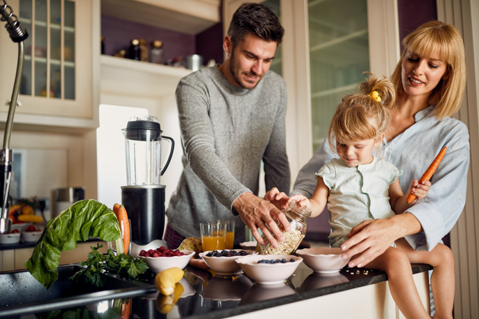 Familia tomando alimentos con melatonina.