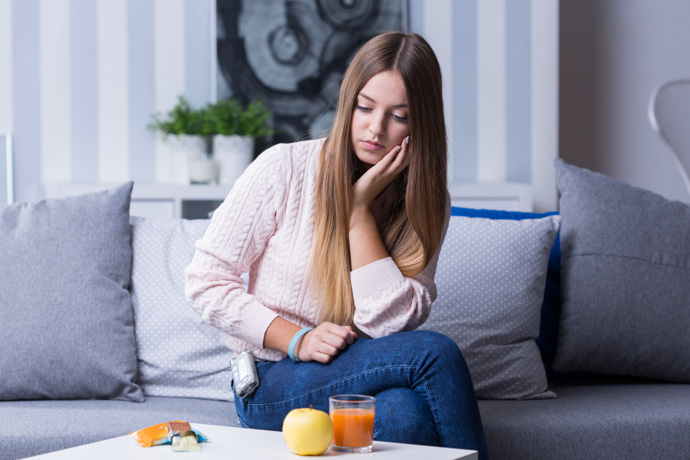 mujer decidiendo qué comer