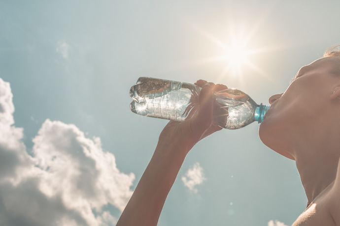 persona bebiendo agua