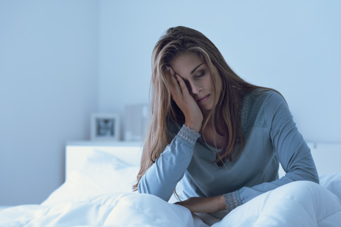 Mujer sentada pensando en cómo quitarse la fatiga.