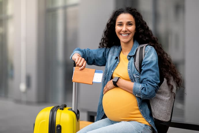 mujer con embarazo avanzado a punto de viajar en avión