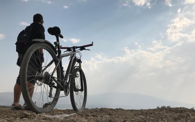 Ciclista al atardecer