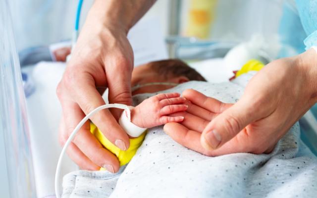 Bebé con síndrome de abstinencia neonatal.