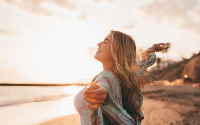 mujer disfrutando los beneficios del agua de mar