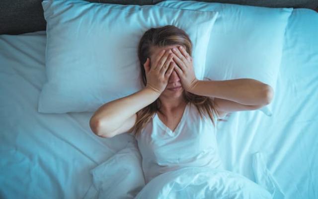 mujer con síntomas del jet lag