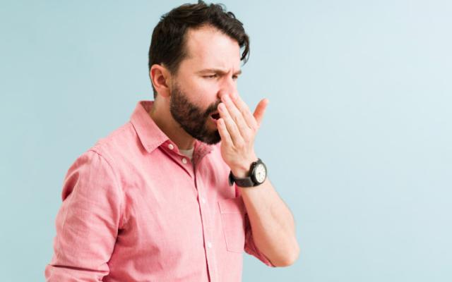 Causas del mal aliento relacionadas con la acumulación de placa bacteriana en los dientes.