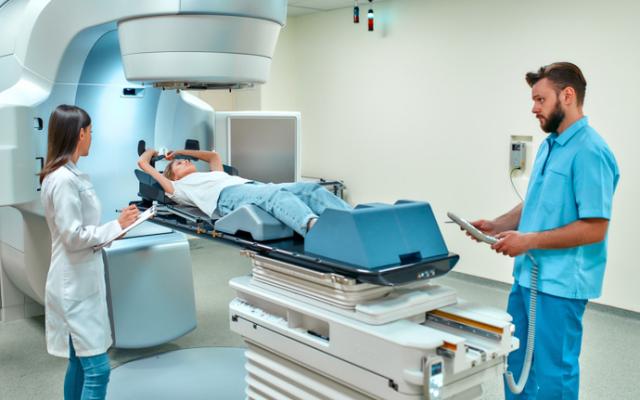 Mujer recibiendo tratamiento contra el cáncer.