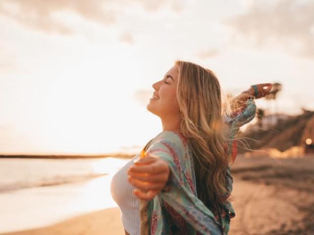 mujer disfrutando los beneficios del agua de mar