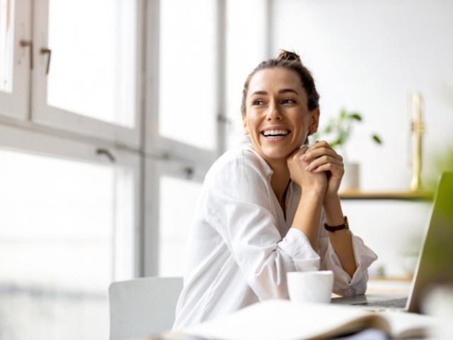 Mujer disfrutando de un aumento de serotonina.