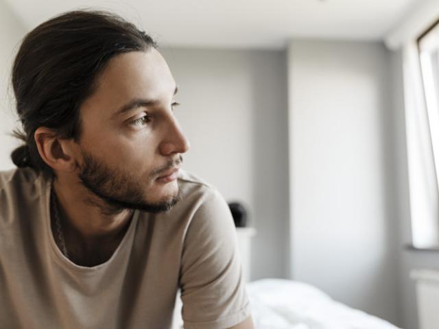 Hombre con depresión somatizada